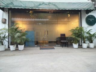 Farmhouse Inn nh8 - New Delhi - 8