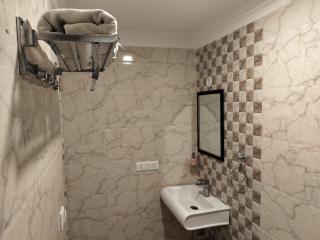 Farmhouse Inn nh8 - New Delhi - 4