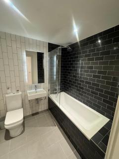 2 Bed 2 Bath Luxury Apt - London - 5
