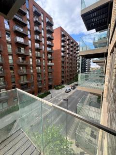 2 Bed 2 Bath Luxury Apt - London - 4