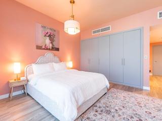 King Bed Studio Near Metro Pool Fast Wifi - 3