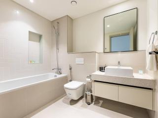 Resort Pool Overlooking Marina And Amazing Skyline - 5