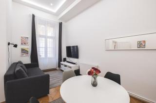 Sunlit Modern Retreat in the Heart of Budapest - 2