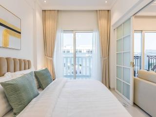 Arjan 1br Near Miracle Garden Pool & Parking - 1