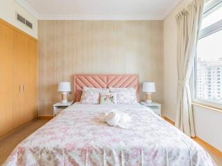 Chic 4br Apt Pool Palm Beach Club Dubai - 1