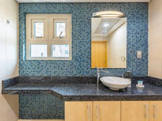 Chic 4br Apt Pool Palm Beach Club Dubai - 1