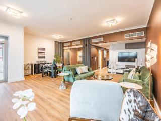 Luxury 2-br Condo With Stunning Views And Balcony - Dubai - 0