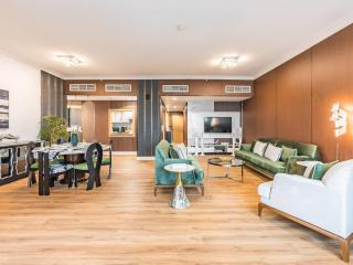 Luxury 2-br Condo With Stunning Views And Balcony - Dubai - 2