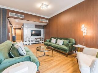 Luxury 2-br Condo With Stunning Views And Balcony - Dubai - 1