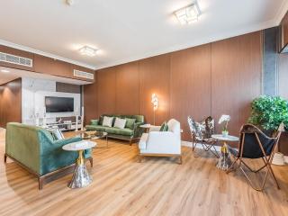 Luxury 2-br Condo With Stunning Views And Balcony - Dubai - 9