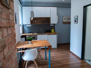 Green Hill Gem On Buda - 9