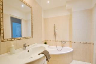 Budget Apartment by Hi5- Akácfa street - 1