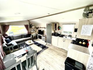 Caravan by Seaside with Hot Tub in Cornwall countryside - Porth - 4