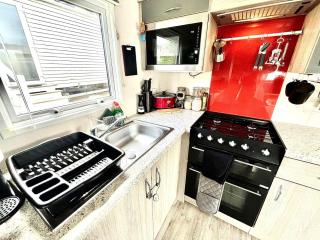 Caravan by Seaside with Hot Tub in Cornwall countryside - 1