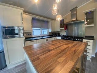 C02 - The Monaco with Hot tub - 9