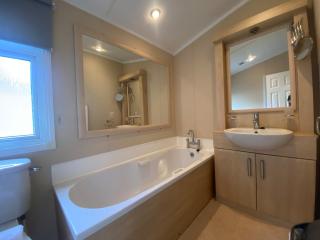 C02 - The Monaco with Hot tub - Bethesda - 5