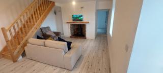 Mo's Cottage - - 0