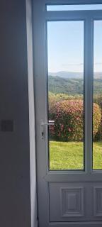 Mo's Cottage - - 7
