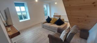 Mo's Cottage - - 3