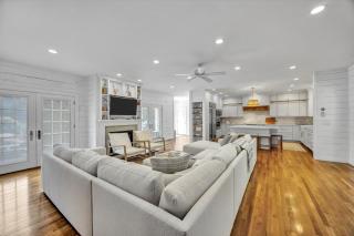 Spacious 7 Bed Retreat with Game Room, Deck, Yard, Half a Block from Ocean, Host Up to 22 Across 16 Beds, Gas Fireplace, Gas Grill, Ample Parking, Walk to Menauhant Beach, 24 Hr Hospitality - 7