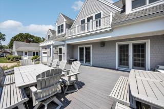 Stay 1 Block from Ocean at 7-Bed Retreat with Yard, Deck and Game Room, Host Up to 22 Across 16 Beds, Gas Fireplace, Gas Grill, Ample Parking, Walk to Menauhant Beach, Perfect for Family Getaway, 24 Hr Hospitality - 7