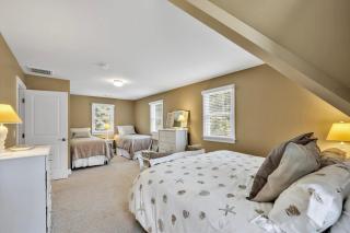 Spacious 7 Bed Retreat with Game Room, Deck, Yard, Half a Block from Ocean, Host Up to 22 Across 16 Beds, Gas Fireplace, Gas Grill, Ample Parking, Walk to Menauhant Beach, 24 Hr Hospitality - 8