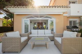 Villa in Elviria, a retreat among palm trees, with private heated pool and barbecue, Marbella - 3