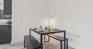 1BR Town Center Apartments, Fully Equipped with Modern Ammenities, mins walk from Train Station, University, Hospital, Restaurants, Contractors - Northampton - 3