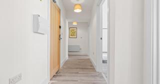 1BR Town Center Apartments, Fully Equipped with Modern Ammenities, mins walk from Train Station, University, Hospital, Restaurants, Contractors - Northampton - 6