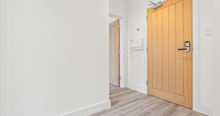 1BR Town Center Apartments, Fully Equipped with Modern Ammenities, mins walk from Train Station, University, Hospital, Restaurants, Contractors - Northampton - 1