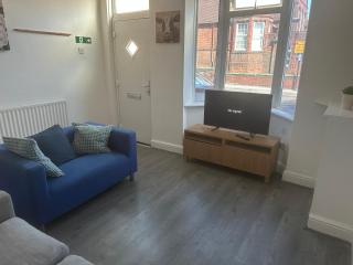 Cosy 4 Bedroom Walsall House - Free WiFi & Parking - Bescot - 8