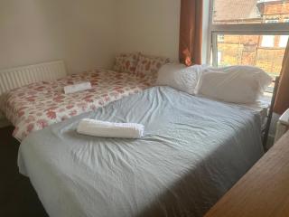 Cosy 4 Bedroom Walsall House - Free WiFi & Parking - Bescot - 9
