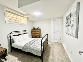 Cozy 2-BR Suite Close to WEM - Edmonton - 2