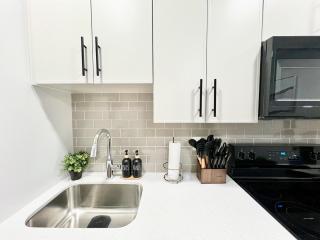 Cozy 2-BR Suite Close to WEM - Edmonton - 4