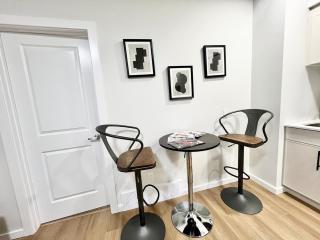 Cozy 2-BR Suite Close to WEM - Edmonton - 5