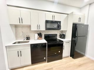 Cozy 2-BR Suite Close to WEM - Edmonton - 3