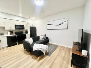 Cozy 2-BR Suite Close to WEM - Edmonton - 7