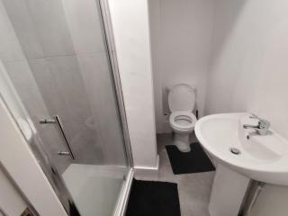 En-Suite Double-Bedroom in the Heart of Salford Manchester CR1 Perfect for Short Stays - Manchester - 2