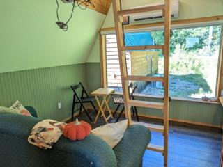 Farmhouse cabin on 33 acre farm - 5