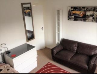 1 cozy room in 2 bed apartment, easy parking, easy walk train station - Cheltenham - 4