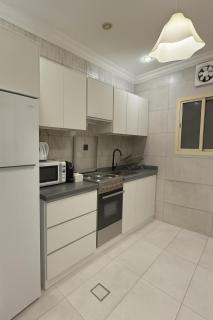 Stylish 3BR Smart TV & Wi-Fi - Jeddah - 4