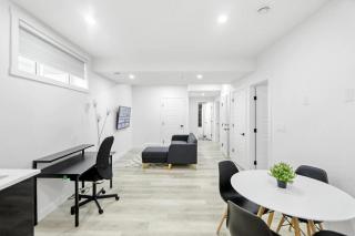 Cozy 2 bed Basement in SW Calgary Close to Banff, Spruce Meadows - Calgary - 0