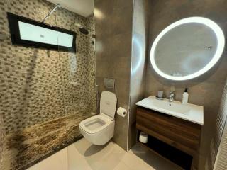 Chic 2BR Stay with Terrace - Downtown Beach - Tangeri - 9