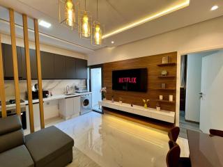 Chic 2BR Stay with Terrace - Downtown Beach - Tangeri - 6
