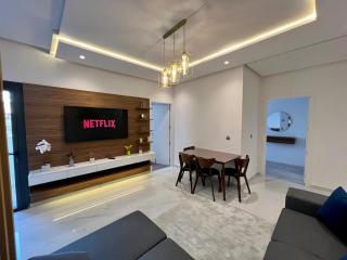 Chic 2BR Stay with Terrace - Downtown Beach - Tangeri - 4