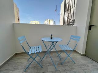 Chic 2BR Stay with Terrace - Downtown Beach - Tangeri - 1
