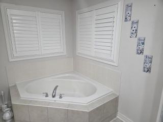 Four Bedroom Spacious House with Parking in Milton, Ontario - Milton - 1