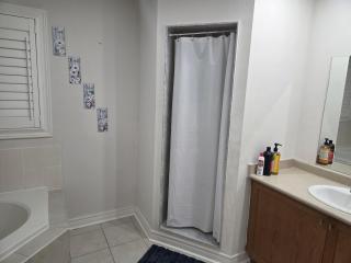 Four Bedroom Spacious House with Parking in Milton, Ontario - Milton - 2