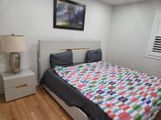 Four Bedroom Spacious House with Parking in Milton, Ontario - Milton - 6