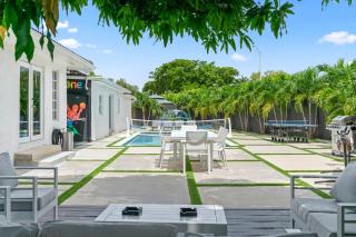 Luxury 7BR Retreat with Games, Pool & Mini Golf L68 - Kendale Lakes - 3